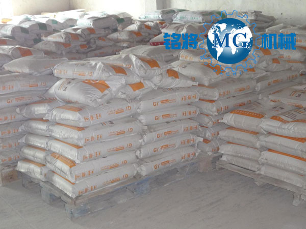 為什么越來越多的人選擇膩?zhàn)臃郏? /> 
</p>
　　<strong>三、大環(huán)境影響，環(huán)保健康為主流！</strong><br />
　　政府的支持和人們對裝修材料的要求不斷提高，讓膩?zhàn)臃鄣陌l(fā)展也在不斷的進(jìn)步，未來幾年的時(shí)間里，耐水膩?zhàn)訒紦?jù)更多的市場，其中耐水膩?zhàn)又械墓δ苄湍佔(zhàn)臃鄣谋壤龝黾?，具有超?qiáng)耐水性的外墻柔性膩?zhàn)臃郏哂心芪沼泻怏w、能釋放負(fù)離子的內(nèi)墻膩?zhàn)臃鄣鹊取?br />
　　這類型的膩?zhàn)臃垭m說在膩?zhàn)臃蹆r(jià)格上要比一般的耐水膩?zhàn)臃垡?，但是對身體健康有好處，負(fù)離子環(huán)境有益于身體健康，對于消費(fèi)者來說，可以呵護(hù)家人的健康，花錢也要花的值當(dāng)。<br />
<p>
	　　政府宣傳和意識的提高，綠色環(huán)保、健康低碳的大眾理念下，功能型膩?zhàn)臃鄄艜m應(yīng)這樣的消費(fèi)市場。好的膩?zhàn)臃燮放扑a(chǎn)的功能型耐水膩?zhàn)硬艜艿较M(fèi)者的追捧。
</p>
<p style=